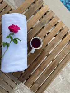 - une fleur sur une serviette à côté d'une tasse de café dans l'établissement Kedawang Village Langkawi, à Pantai Cenang
