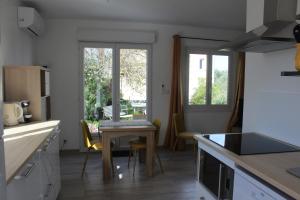 kuchnia ze stołem i krzesłami w pokoju w obiekcie Le Beau site by Beds83 w Fréjus +5 zdjęć