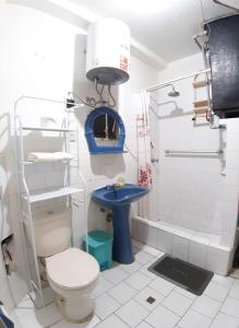 a bathroom with a toilet and a sink and a shower at APARTAMENTO COMPLETO LIMA - 2 cuadras del Palacio Gobierno in Lima