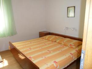 1 dormitorio con 1 cama con cabecero de madera en Apartments Gor en Sevid