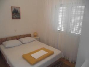 um quarto com uma cama com uma bandeja de madeira em Apartments Marija - seaview em Novi Vinodolski