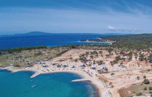 una vista aérea de una playa en el océano en Apartments Maja - free parking, en Novalja