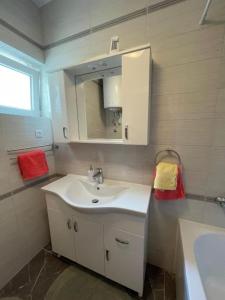 y baño con lavabo y espejo. en Apartments Maja - free parking, en Novalja