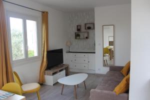 salon z kanapą i stołem w obiekcie Le Beau site by Beds83 w Fréjus