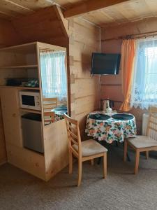 Kleines Zimmer mit einem Tisch und einem TV. in der Unterkunft Pokoje Gościnne Grażyna Kozioł in Zakopane