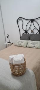 a basket of towels is sitting on a bed at Altos del Rey Apartamentos in San Salvador de Jujuy