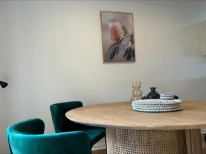 une salle à manger avec une table et des chaises bleues dans l'établissement Estate Tuscany, à Pokolbin