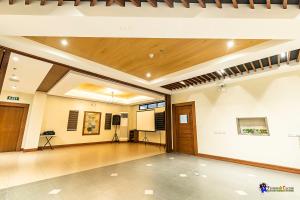 een grote kamer met een collegezaal met een houten plafond bij Verjandel Residences in Manilla