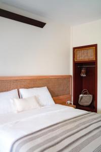 Voodi või voodid majutusasutuse Roots Hotel Senggigi toas