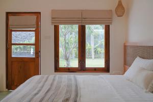 Voodi või voodid majutusasutuse Roots Hotel Senggigi toas