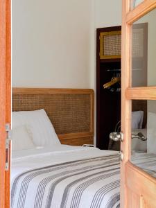 Voodi või voodid majutusasutuse Roots Hotel Senggigi toas