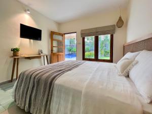 Voodi või voodid majutusasutuse Roots Hotel Senggigi toas