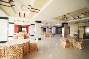 una cafetería con mesas y sillas en una habitación en Hotel Lotus Inn en Udaipur