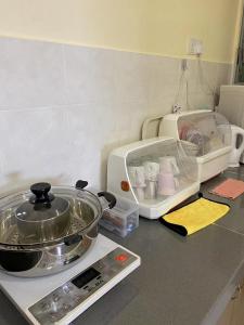 Una cocina o cocineta en Sekinchan Paddy Pool View ｜适耕庄稻田泳池景