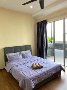 Una cama o camas en una habitación de Sekinchan Paddy Pool View ｜适耕庄稻田泳池景