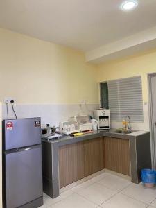 Una cocina o cocineta en Sekinchan Paddy Pool View ｜适耕庄稻田泳池景