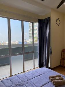 Una cama o camas en una habitación de Sekinchan Paddy Pool View ｜适耕庄稻田泳池景