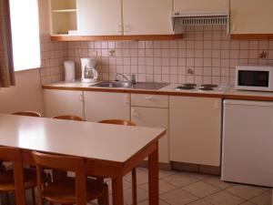Cuisine ou kitchenette dans l'établissement Domein Westhoek Apartment