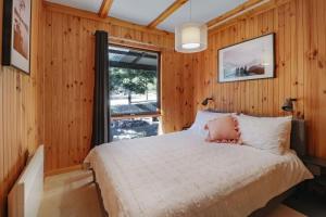 Un dormitorio con una cama grande y una ventana en Woodland Rise en Mount Buller