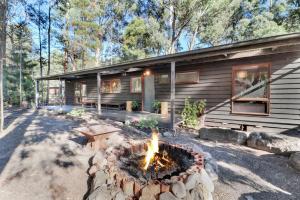 una fogata frente a una casa en Woodland Rise, en Mount Buller 6 fotos más