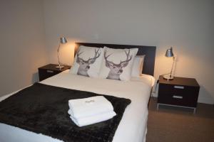 een slaapkamer met een bed met twee hertenkoppen erop bij Gran Sasso 3 in Mount Buller