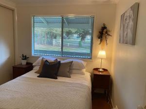 En eller flere senge i et værelse på Baringa Cottage