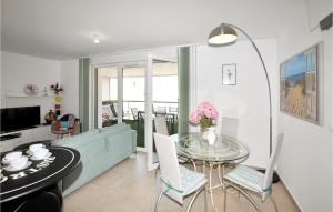 Televízia a/alebo spoločenská miestnosť v ubytovaní Cozy Apartment In Canet En Roussillon