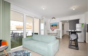 Kuchyňa alebo kuchynka v ubytovaní Cozy Apartment In Canet En Roussillon