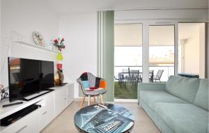 Televízia a/alebo spoločenská miestnosť v ubytovaní Cozy Apartment In Canet En Roussillon