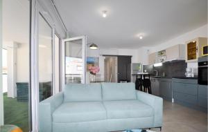 Kuchyňa alebo kuchynka v ubytovaní Cozy Apartment In Canet En Roussillon