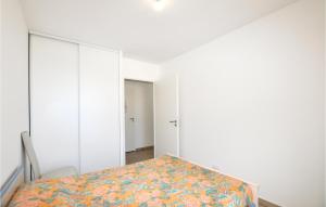Posteľ alebo postele v izbe v ubytovaní Cozy Apartment In Canet En Roussillon