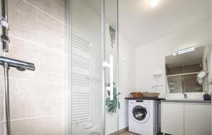 Kuchyňa alebo kuchynka v ubytovaní Cozy Apartment In Canet En Roussillon