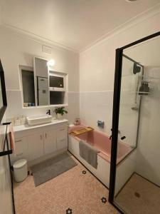 Kylpyhuone majoituspaikassa Holiday home in Torrens Park