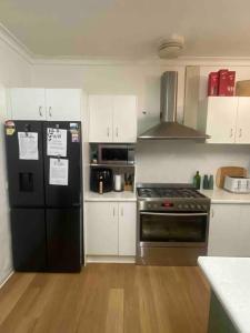 A cozinha ou kitchenette de Holiday home in Torrens Park