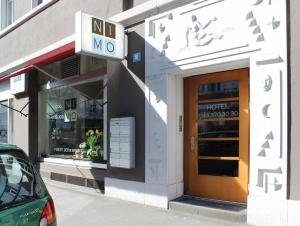 un edificio senza insegna accanto a una porta di Boutique Hotel NI-MO a Zurigo