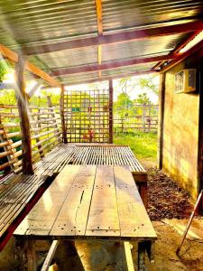 - une table de pique-nique en bois installée à l'intérieur d'un bâtiment dans l'établissement TINA TRANSIENT HOME, à Nasugbu