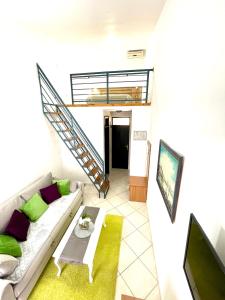 salon z kanapą i schodami w obiekcie Guest House-MD w Barze