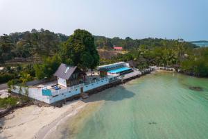 una vista aérea de una casa en la playa en Bintan Exotica Resort en Berakit