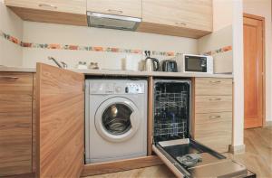 Kuchyň nebo kuchyňský kout v ubytování ApartHotel Belvedere Residence Becici Budva