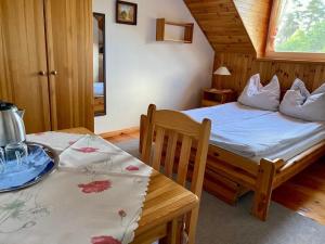 1 dormitorio con 1 cama y 1 mesa en una habitación en Las i Woda, en Ruciane-Nida
