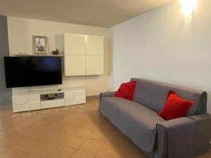 een woonkamer met een bank en een flatscreen-tv bij La Dolce Vita - Private Villa with Pool in Moniga