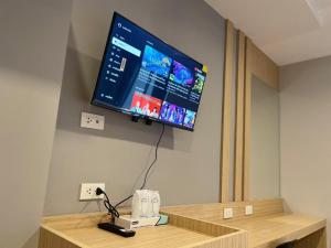 TV a/nebo společenská místnost v ubytování Klaang Muang Hotel (โรงแรมกลางเมือง)