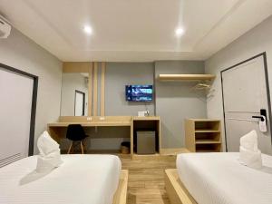 Postel nebo postele na pokoji v ubytování Klaang Muang Hotel (โรงแรมกลางเมือง)