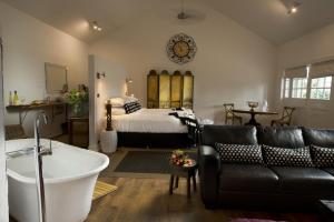 - une chambre avec un lit et une baignoire dans l'établissement The Villa, à Morpeth