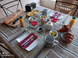 una mesa con comida para el desayuno y bebidas en ella en La Palentine, en Châteaumeillant