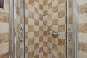 cabina de ducha con puerta de cristal en Apartment Cesar, en Dobrota