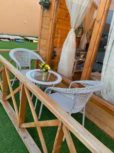 En terrasse eller udendørsområde på شاليةالخفجي