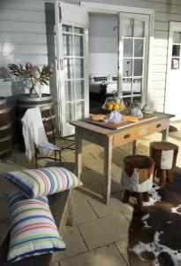 une cuisine avec une table en bois et un banc dans l'établissement The Villa, à Morpeth