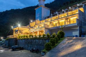 un edificio con un parcheggio antistante di Bhotekoshi Heli Resort a Phalāmsāngu