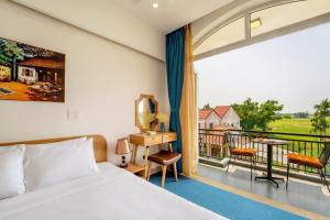 Балкон или терраса в Sam Retreat Hoi An Villa - Peaceful Rice-Field Retreat, 10 Minutes to Hoi An Old Town